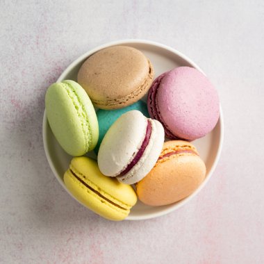 Plaka üzerinde renkli macaroons