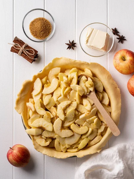 Приготовление домашнего яблочного пирога на деревянном столе — стоковое фото