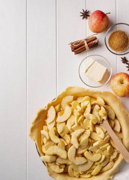 Приготовление домашнего яблочного пирога на деревянном столе — стоковое фото