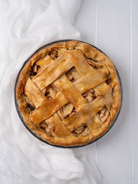Верхний вид домашнего яблочного пирога на деревянный стол — стоковое фото