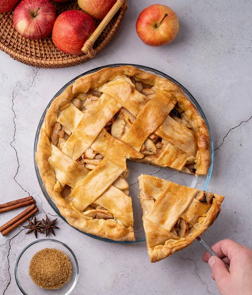 Верхний вид домашнего яблочного пирога на деревянный стол — стоковое фото