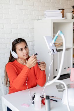 Sosyal medya. Blog yazıyorum. Çivi Ustası Etkileyicisi görüntülü konuşma yapıyor ya da blog yazıyor
