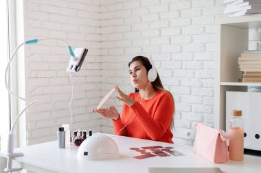 Sosyal medya. Blog yazıyorum. Çivi Ustası Etkileyicisi görüntülü konuşma yapıyor ya da blog yazıyor