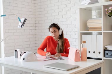 Sosyal medya. Blog yazıyorum. Çivi Ustası Etkileyicisi görüntülü konuşma yapıyor ya da blog yazıyor