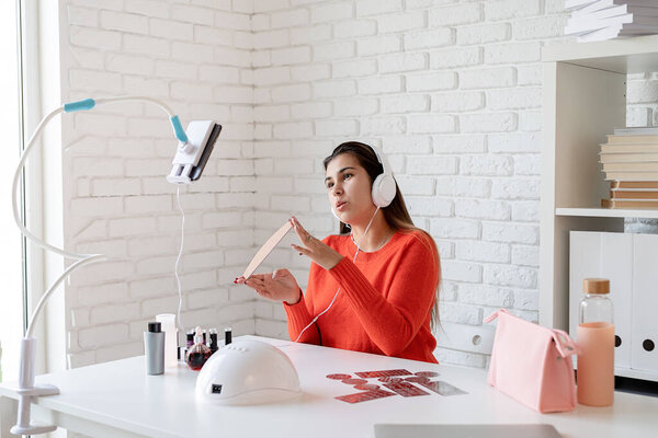 Социальные сети. Блог. Влиятель ногтей, имеющий видео-чат или блог