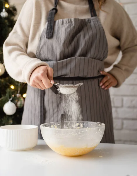 Усміхнена жінка на кухні випічка різдвяного печива — стокове фото