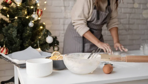 Різдвом Новим Роком Усміхнена Жінка Кухні Випічка Різдвяного Печива — стокове фото