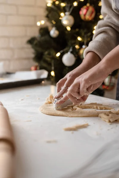 Різдвом Новим Роком Усміхнена Жінка Кухні Випічка Різдвяного Печива — стокове фото