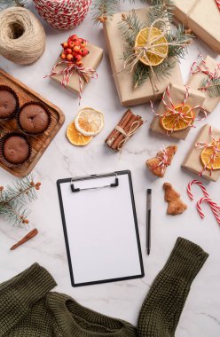 Yeni Yıl Çözüm ve Motivasyon Konsepti. Üst görünüm boş bir kağıda yeni yıl hedefleri, çözünürlük veya alışveriş listesi yazıyor. Tasarımı düzenle