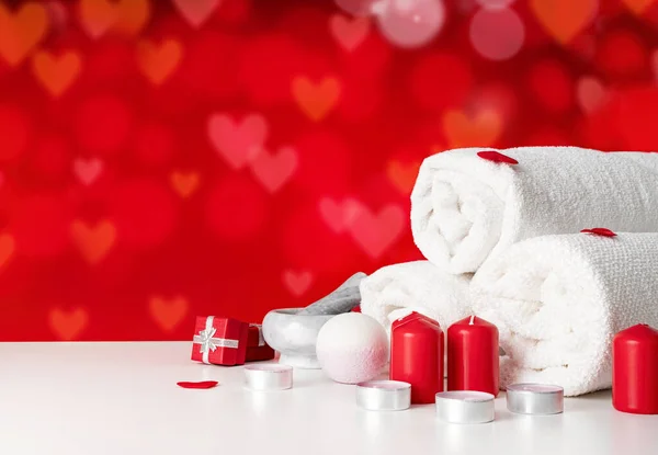 Sevgililer Günü. Spa ve sağlık, beyaz havlular ve kırmızı bokeh arkaplan