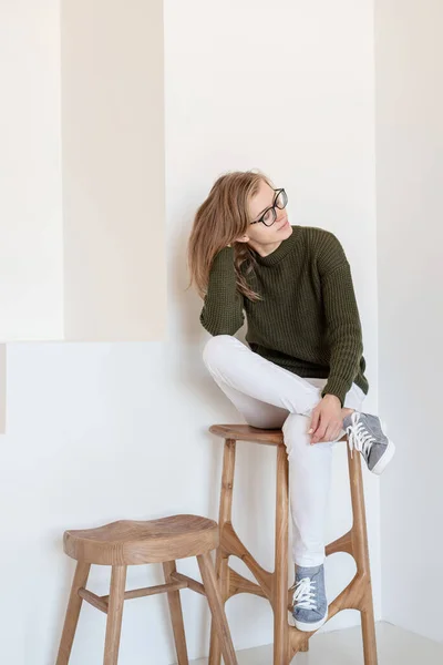 Minimal Ljus Och Luftig Inredning Attraktiv Ung Kvinna Vita Jeans — Stockfoto