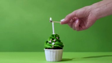 Noel ağacı şeklinde mumlu kek.