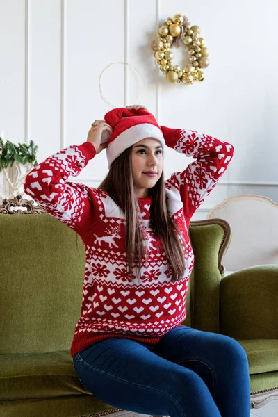 Mutlu Noeller Mutlu Yıllar Noel Baba Şapkalı Genç Esmer Kadın — Stok fotoğraf