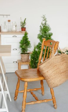 Mutlu Noeller ve mutlu yıllar. Noel için dekore edilmiş güzel bir mutfak.