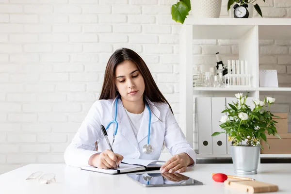 Giovane Medico Donna Scrivere Rivista Riempiendo Storia Medica Anamnesi Infermiera — Foto Stock