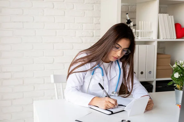 Νεαρή Γυναίκα Γιατρός Γράφουν Περιοδικό Συμπληρώνοντας Ιατρικό Ιστορικό Anamnesis Νοσοκόμα — Φωτογραφία Αρχείου