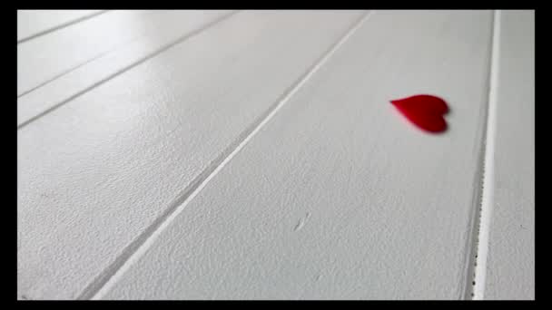 Sevgililer Günü Geçmişi Kalp Şeklinde Kırmızı Konfeti Beyaz Ahşap Zemine — Stok video