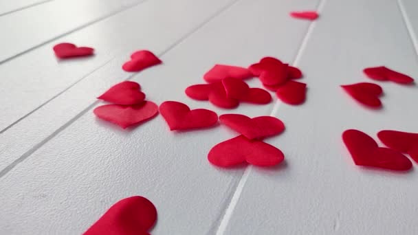 Sevgililer Günü Geçmişi Kalp Şeklinde Kırmızı Konfeti Beyaz Ahşap Zemine — Stok video