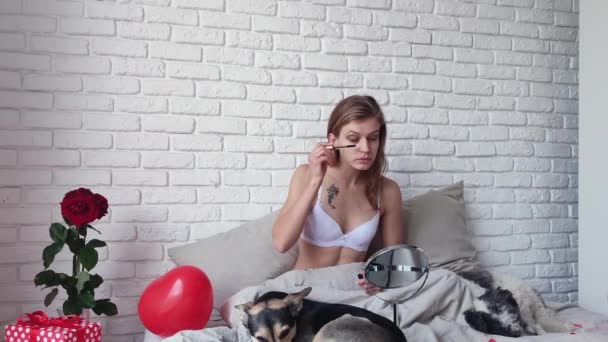Ημέρα Του Αγίου Βαλεντίνου Νεαρή Ξανθιά Γυναίκα Κάθεται Στο Κρεβάτι — Αρχείο Βίντεο