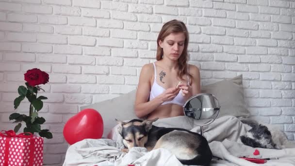 Valentines Day Young Blonde Woman Sitting Bed Valentine Day Making — Vídeo de Stock
