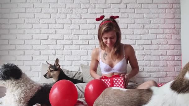 Valentines Day Young Woman Sitting Bed Valentine Day Unpacking Gift — Vídeo de Stock