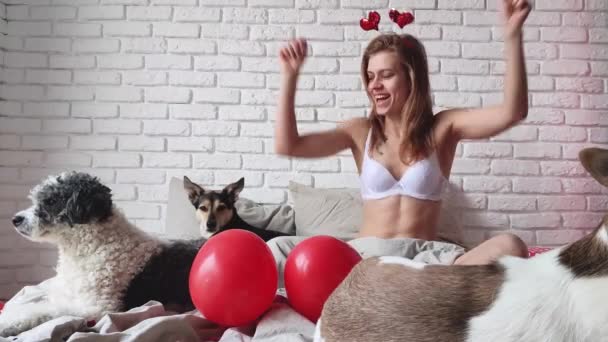 Valentines Day Young Blonde Woman Sitting Bed Valentine Day Dancing — Stockvideo