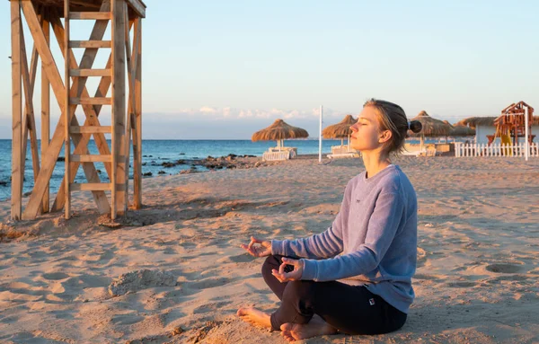 Здоров Здоров Молода Здорова Жінка Практикує Йогу Пляжі Заході Сонця — стокове фото