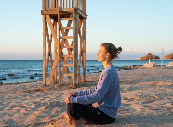 Здоровье Здоровье Молодая Здоровая Женщина Практикующая Йогу Пляже Закате — стоковое фото