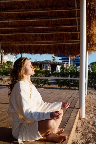 Здоров Здоров Молода Здорова Жінка Практикує Йогу Пляжі Заході Сонця — стокове фото