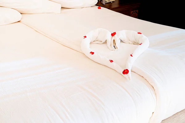 Φωτεινό Και Άνετο Μοντέρνο Υπνοδωμάτιο Κρεβάτι Καρδιά Σχήμα Από Πετσέτες — Φωτογραφία Αρχείου