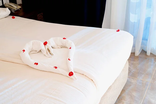 Φωτεινό Και Άνετο Μοντέρνο Υπνοδωμάτιο Κρεβάτι Καρδιά Σχήμα Από Πετσέτες — Φωτογραφία Αρχείου
