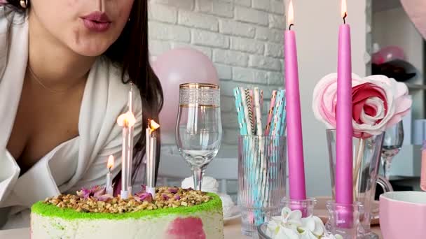Fehér Party Ruhák Előkészítése Születésnapi Asztal Ünneplő Születésnap — Stock videók