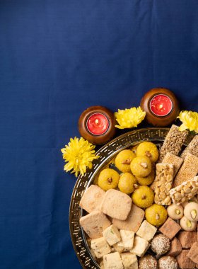 Geleneksel Hint tatlıları laddu, soan papdi, mavi arka planda festival için burfi, fotokopi alanı, düz yatış