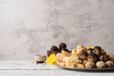 Geleneksel Hint tatlıları laddu, gulab jamun, soan papdi, kırsal arka planda festival için burfi fotokopi alanı, düz yatış