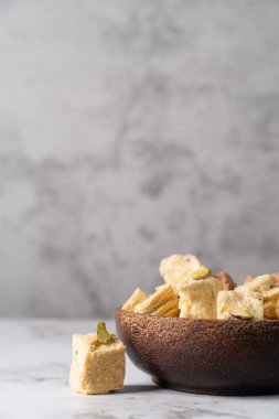 Meşhur Hint vejetaryen aperatifi. Soan papdi, son rulo, kırsal bir arka planda teras.