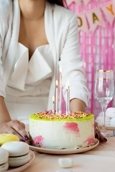 Verjaardagsfeestje Verjaardagen Tafels Aantrekkelijke Vrouw Witte Feestkleding Die Verjaardagstafel Bereidt — Stockfoto