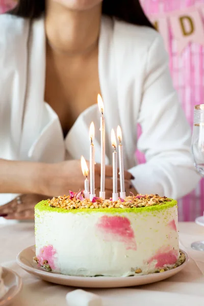 Verjaardagsfeestje Verjaardagen Tafels Aantrekkelijke Vrouw Witte Feestkleding Die Verjaardagstafel Bereidt — Stockfoto