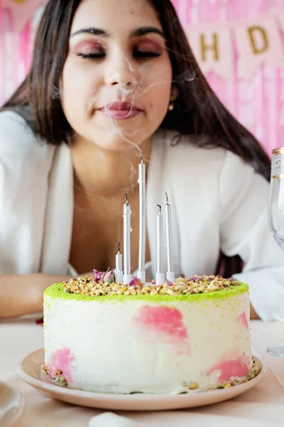 Urodzinowe Stoły Urodzinowe Atrakcyjna Kobieta Białych Strojach Party Przygotowuje Stół — Zdjęcie stockowe
