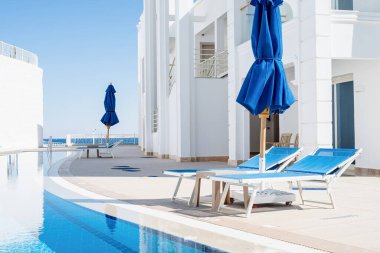 Sharm-El-Şeyh Mısır - 01 18 2022: Mavi gökyüzüne karşı havuzlu lüks otel