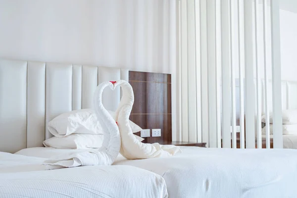 Φωτεινό Και Άνετο Μοντέρνο Υπνοδωμάτιο Κρεβάτι Κύκνοι Σχήμα Καρδιάς Από — Φωτογραφία Αρχείου