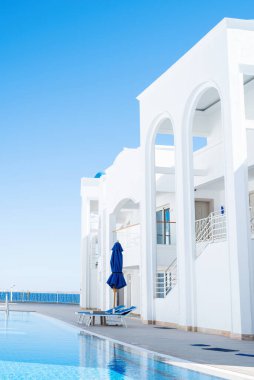 Sharm-El-Şeyh Mısır - 01 18 2022: Mavi gökyüzüne karşı havuzlu lüks otel
