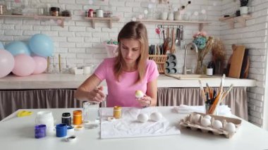 Bayram için paskalya yumurtası boyayan kadın, merhaba bahar konsepti, Paskalya hazırlama konsepti.