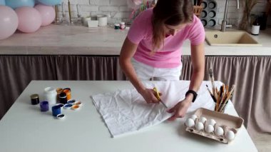 Bayram için paskalya yumurtası boyayan kadın, merhaba bahar konsepti, Paskalya hazırlama konsepti.