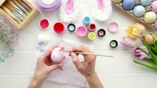 Bovenaanzicht Vrouwelijke Handen Kleuren Eieren Zittend Keuken Hallo Voorjaar Concept — Stockvideo