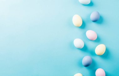 Paskalya geçmişi. Pastel renkli paskalya yumurtaları mavi arkaplanda kopya alanı ile