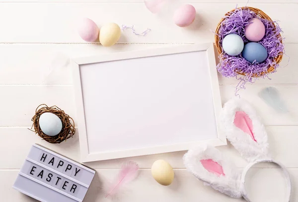 Weißer Rahmen mit Osterdekoration flach liegend auf beigem Hintergrund — Stockfoto