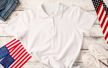 ABD Anma Günü, Başkanlar Günü, Gaziler Günü, İşçi Bayramı ya da 4 Temmuz kutlamaları. Logo için beyaz polo tişörtü, Amerikan bayrağı, ayakkabısı ve kotuyla beyaz ahşap arka planda üst görünüm