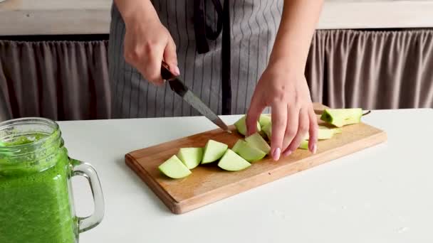 Front view woman cutting apples into pieces for making smoothie — Stok video