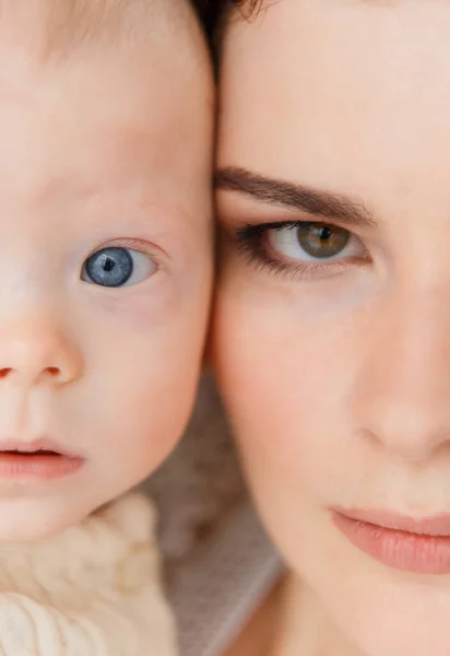 Глаза матери и сына — стоковое фото