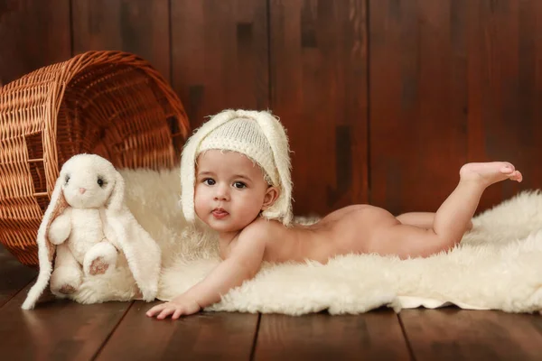Portrét roztomilý 6 měsíců dítěte klobouk králík — Stock fotografie